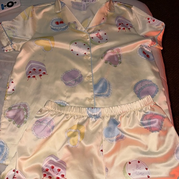 Joyspun Women’s Stretch Satin Short Sleeve Top and Shorts Pajama Set (Small) - Picture 4 of 10